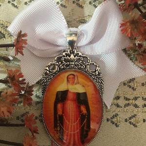 Vierge du Rosaire des Larmes. Médaillon, Broche