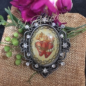 Medallion brooch hearts of Jesus and Mary.