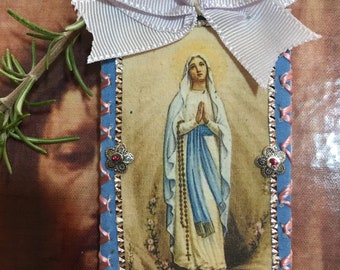 Scapular of the Virgin of Lourdes.