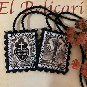 PASSIONIST SCAPULAR. Laminated. Measures 4.5cm x 4cm.