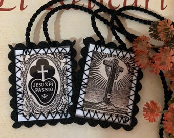 PASSIONIST SCAPULAR. Laminated. Measures 4.5cm x 4cm.