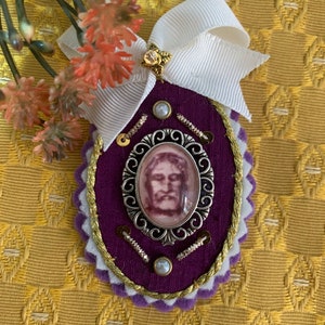 HOLY FACE. Hand-embroidered scapular on Nazarene-colored silk.