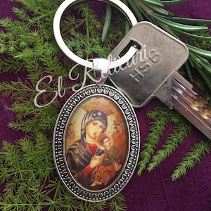 Keychains of the Virgin of Socorro and Saint Francis of Assisi.