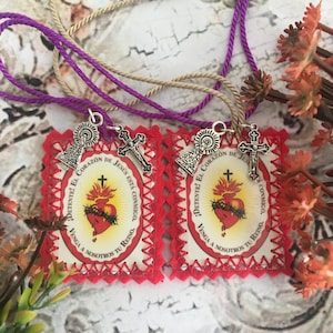 Stop, the Sacred Heart of Jesus is with me. Thy Kingdom come. Scapular, Amulet.