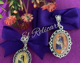 Marie Julie Jahanney. Scapolare viola. Medaglie, spilla.