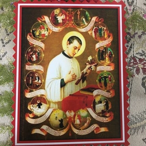 Puede incluir: Una imagen religiosa colorida de un joven en una t&uacute;nica blanca sosteniendo una cruz. La imagen est&aacute; rodeada por un c&iacute;rculo de im&aacute;genes m&aacute;s peque&ntilde;as que representan escenas de la vida del joven. La imagen est&aacute; enmarcada en un borde rojo y blanco.