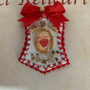 STOP!, The Sacred Heart of Jesus is with me. Scapular.