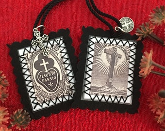 PASSIONIST SCAPULAR. Laminated. Measures 4.5cm x 4cm.