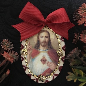 Sacred Heart of Jesus. Scapulars.