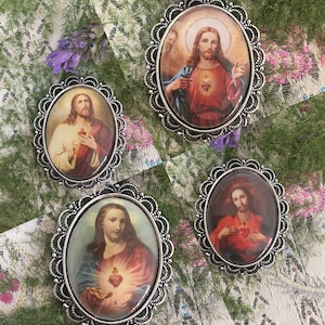 Refrigerator magnets of the Sacred Heart of Jesus.