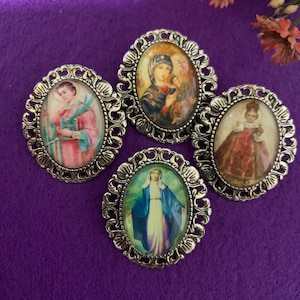 DEVOTIONAL BROOCHES. Virgin of Socorro, Child of Prague, La Milagrosa and San Lorenzo