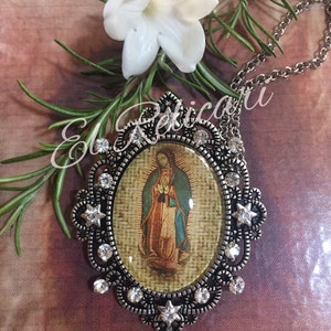 VIRGEN DE GUADALUPE. Colgante en filigrana con cristales de strass.