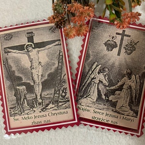SCAPOLARE ROSSO della Passione di Nostro Signore. Carte laminate, stampate su entrambi i lati.