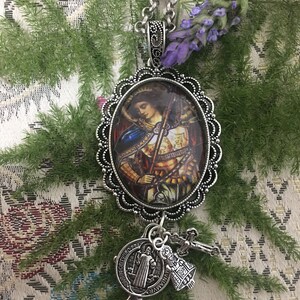 Pendants of Saint Michael, Saint Gabriel and Saint Raphael.