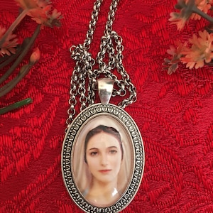 Virgen de Medjugorje. Colgantes.