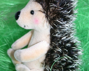 e-pattern hedgehog "STAKSI" 11cm  4.3 inch by Ah-hA BÄREN artist bear