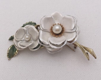 Vintage Iridescent White Pearl Goldtone Flower Pin/Brooch