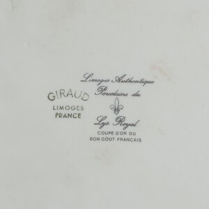 Pu&ograve; includere: Un piatto in porcellana bianca con una scritta dorata che recita "Limoges Authentique Porcelaine du GIRAUD LIMOGES FRANCE Lys Royal COUPE D'OR DU BON GOUT FRAN&Ccedil;AIS".