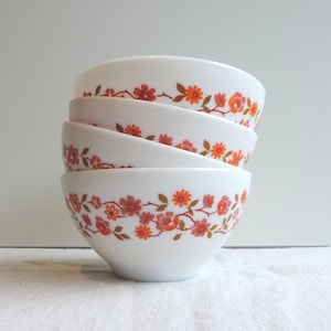 Französische Vintage Arcopal Milchglasschalen: Floral Cafe au Lait, 4er Set