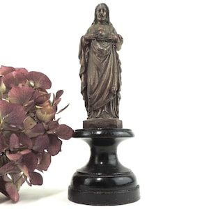 Estatueta antiga francesa do Sagrado Coração de Jesus: bronze prateado sobre madeira