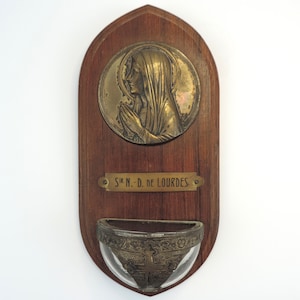 Pila de agua bendita, Pila de agua bendita de la Virgen María de Lourdes, Recuerdo de Nuestra Señora de Lourdes de Benitier