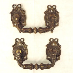 Antike französische Schubladengriffe aus vergoldeter Bronze, 2er-Set, Paar oder antike französische Schubladenknäufe mit Bögen