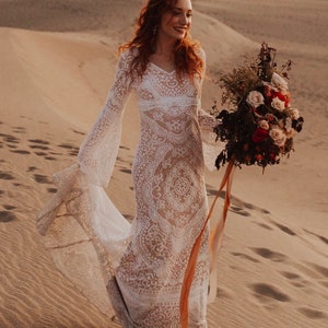 Esempio di abito, abito da sposa, abito da sposa in pizzo, abito da sposa boho, abito in pizzo boho, abito da sposa boho, abito con maniche a campana, maniche a campana