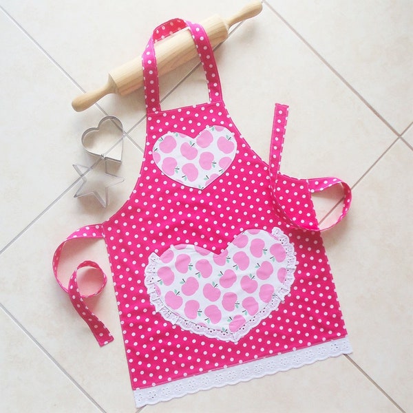 Tablier pour enfants/tout-petits rose, filles doublées de cuisine de jeu, tablier en coton artisanal avec pois et pommes, poche et bordure en dentelle cœur