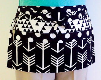 Teachers Apron, Cafe waitress servers, day care preschool, utility market vendors, black & white waist apron, 6 pockets