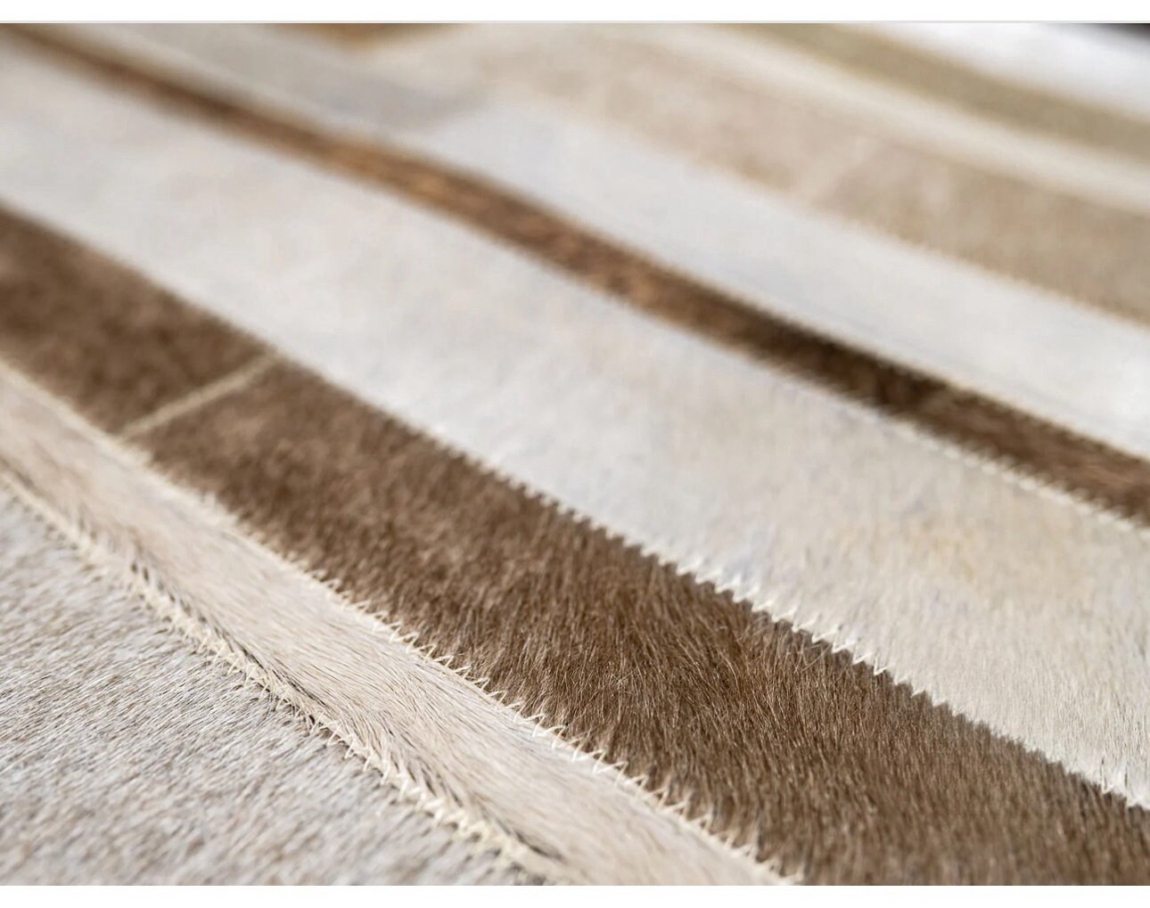 ブラジル産牛革パッチワークラグ、ベージュグレーブラウンストライプ