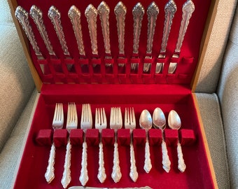 International Deep Silver Delicato Silver Plate 42 Piece Set with Box