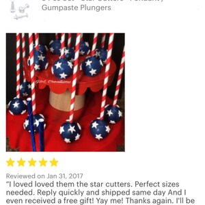 K&ouml;nnte beinhalten: Ein Set mit drei sternf&ouml;rmigen Fondant-Ausstechern, gezeigt mit rot-wei&szlig;-blauen Cake Pops auf einem St&auml;nder. Die Ausstecher werden verwendet, um sternf&ouml;rmige Dekorationen f&uuml;r Kuchen und andere Desserts zu erstellen.