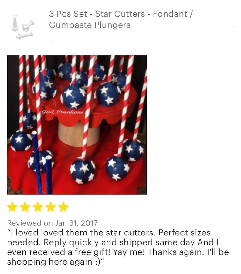 K&ouml;nnte beinhalten: Ein Set mit drei sternf&ouml;rmigen Fondant-Ausstechern, gezeigt mit rot-wei&szlig;-blauen Cake Pops auf einem St&auml;nder. Die Ausstecher werden verwendet, um sternf&ouml;rmige Dekorationen f&uuml;r Kuchen und andere Desserts zu erstellen.