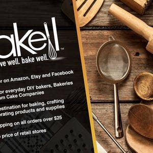 以下が含まれることがあります： 黒い背景に「bakell live well. bake well.」というテキストが書かれた白いロゴ。ロゴの周りは、麺棒、木製のスプーン、ザル、おろし金など、さまざまな製菓道具で囲まれています。