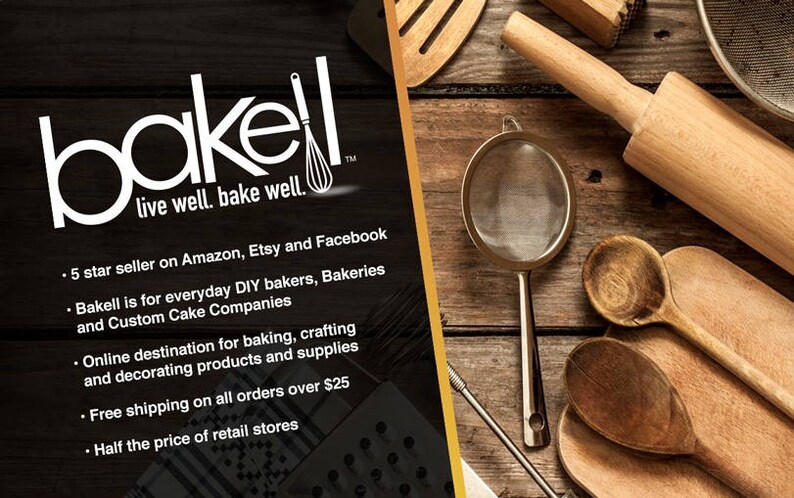 以下が含まれることがあります： 黒い背景に「bakell live well. bake well.」というテキストが書かれた白いロゴ。ロゴの周りは、麺棒、木製のスプーン、ザル、おろし金など、さまざまな製菓道具で囲まれています。