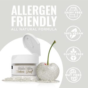 Puede incluir: Un tarro blanco de purpurina comestible etiquetado como "White Pearl Edible Powdered Glitter Tinker Just" con una tapa blanca abierta, una cereza cubierta de purpurina plateada y un fondo blanco con iconos de alergia: sin l&aacute;cteos, vegano, sin gluten y sin nueces.