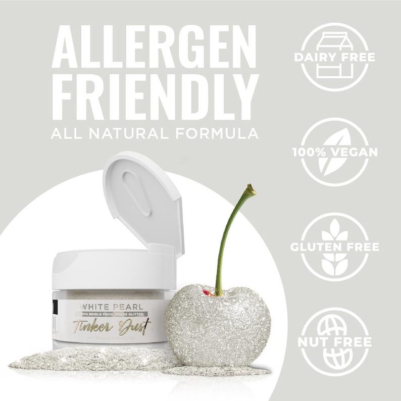Puede incluir: Un tarro blanco de purpurina comestible etiquetado como "White Pearl Edible Powdered Glitter Tinker Just" con una tapa blanca abierta, una cereza cubierta de purpurina plateada y un fondo blanco con iconos de alergia: sin l&aacute;cteos, vegano, sin gluten y sin nueces.