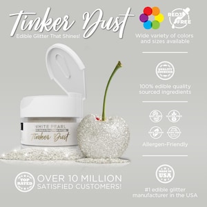 Puede incluir: Un tarro blanco de purpurina comestible etiquetado como "White Pearl Tinker Dust" con una cereza de purpurina plateada a su lado. El tarro tiene una tapa blanca que est&aacute; parcialmente abierta. El fondo es gris claro. El texto "Over 10 Million Satisfied Customers!" est&aacute; debajo del tarro y la cereza.