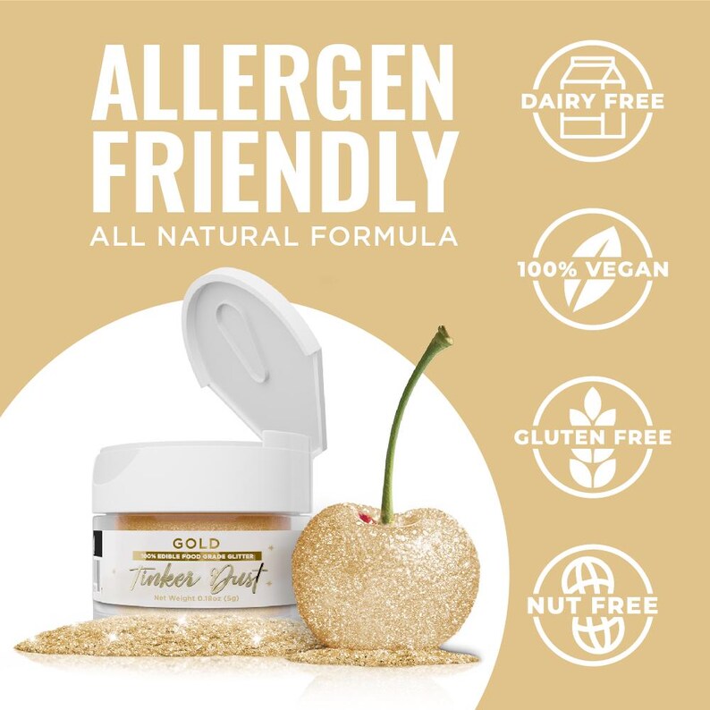 Może przedstawiać: Otwarty słoik złotego jadalnego brokatu z napisem "Tinker Dust" obok pokrytej brokatem wiśni. Obraz zawiera tekst "Allergen Friendly", "All Natural Formula" oraz ikony dla produkt&oacute;w bezmlecznych, wegańskich, bezglutenowych i bez orzech&oacute;w.