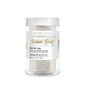 Puede incluir: Un tarro de pl&aacute;stico blanco de purpurina comestible de calidad alimentaria de color perla blanca, etiquetado como "Tinker Dust" con un peso neto de 25g. El tarro est&aacute; hecho en los Estados Unidos.