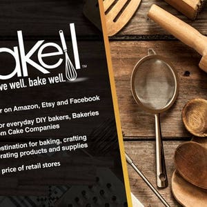 K&ouml;nnte beinhalten: Nahaufnahme eines Holztisches mit verschiedenen Backutensilien, darunter ein Nudelholz, ein Schneebesen, ein Sieb und Holzl&ouml;ffel. Der Text "bakell live well. bake well." wird auf schwarzem Hintergrund angezeigt.