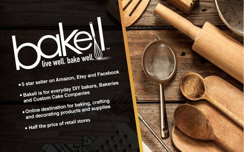 K&ouml;nnte beinhalten: Nahaufnahme eines Holztisches mit verschiedenen Backutensilien, darunter ein Nudelholz, ein Schneebesen, ein Sieb und Holzl&ouml;ffel. Der Text "bakell live well. bake well." wird auf schwarzem Hintergrund angezeigt.
