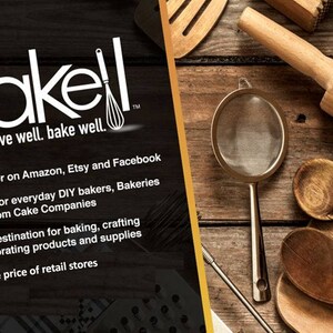 Pode incluir: Um close-up de uma mesa de madeira com v&aacute;rias ferramentas de cozedura, incluindo um rolo, um batedor, um passador e colheres de madeira. O texto "bakell live well. bake well." &eacute; exibido em um fundo preto.