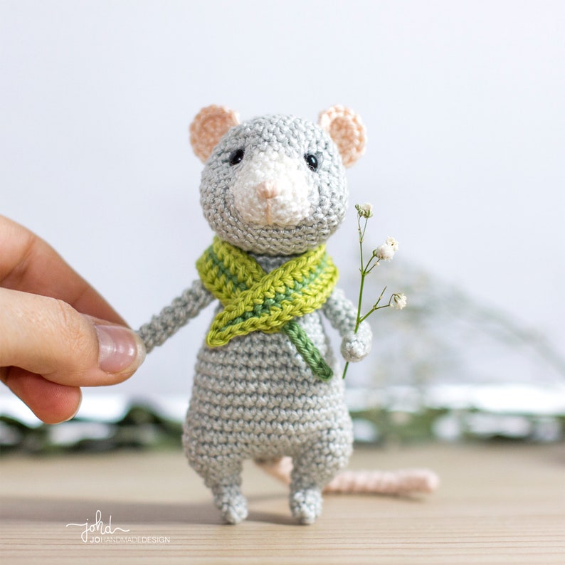 Mouse SALVATORE and the BLADE of GRASS crochet pattern image 4