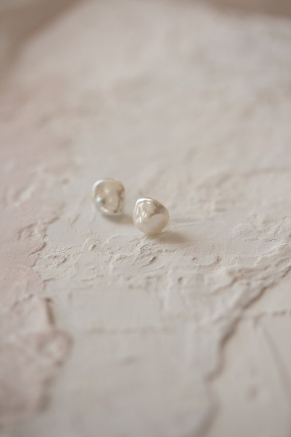 Small pearl studs Clearance