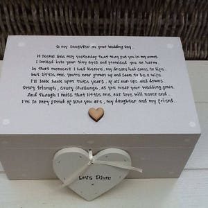 シャビーシックなパーソナライズされたギフトボックス 娘への結婚式当日の花嫁の母からの小物、ジュエリー、記念品、思い出の箱 特別な娘