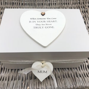 Personalisierte Shabby Chic Memory Box.. Trauerfall.. In Erinnerung an eine geliebte Mama Mama oder einen beliebigen Namen, den Sie möchten. Sympathie. Verlust.