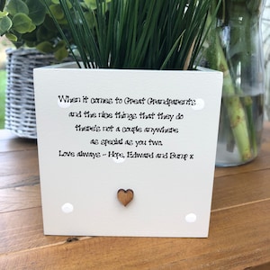 Op de afbeelding: Een witte vierkante plantenbak met groen gras. De plantenbak heeft de tekst "When it comes to Great Grandparents...as special as you two. Love always - Hope, Edward and Bump x." Een klein houten hart is aan de voorkant bevestigd.