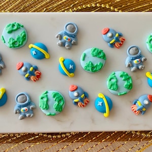 OUTER SPACE Royal Icing Assortment - 12 or 24 Pieces Cupcake / Cake Toppers -  Astronaut, Earth, Rocket Ship, Planets