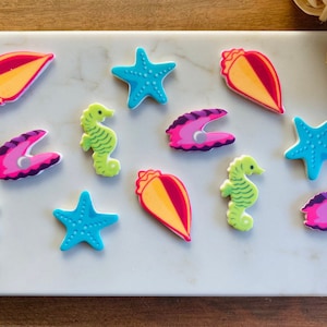 SEA LIFE MINI Edible Sweet Decorations - 12 Pieces Cupcake or Cake Toppers - Seashell, Starfish, Seahorse and Clams